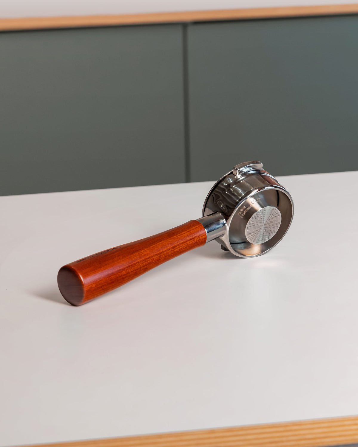 Onderzijde van een convex filterbakje van 58 mm in een naked portafilter op een werkblad