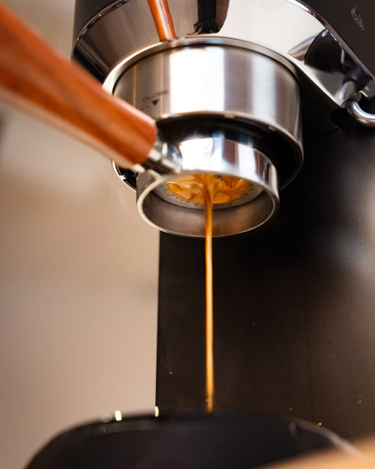 Espresso door een naked portafilter bij het 51 mm 2-laags precisiefilterbakje