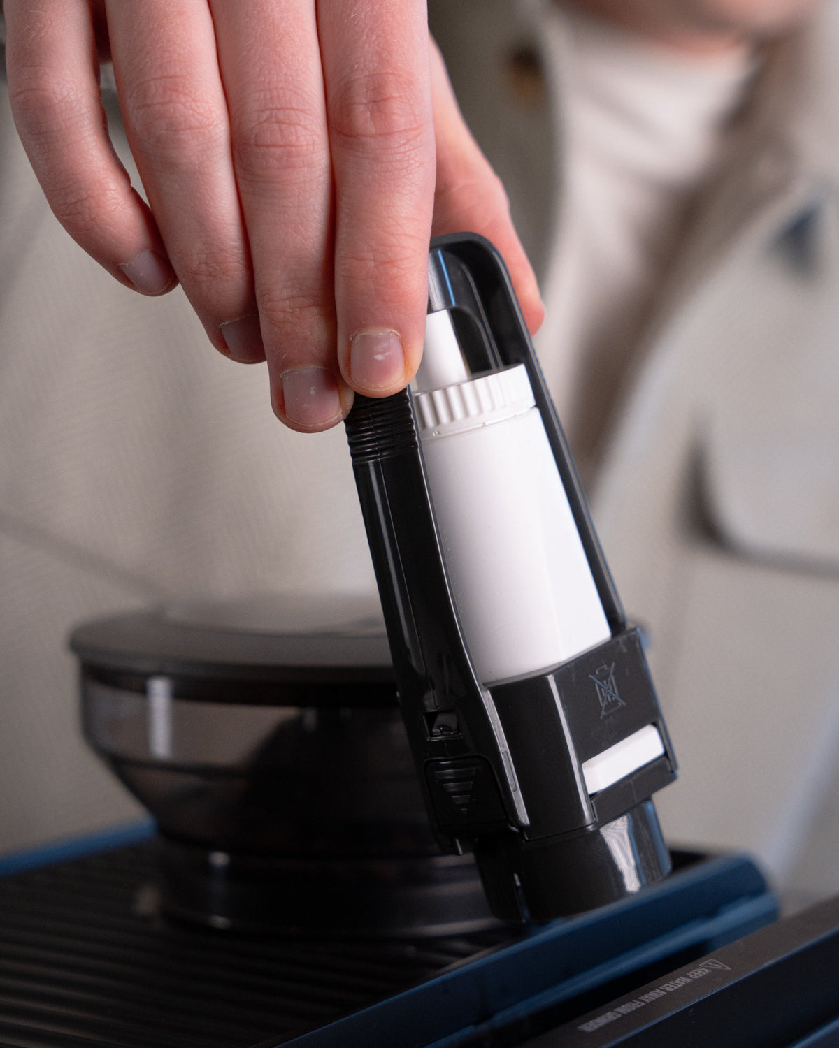 Waterfilter in de zwarte filterhouder van een Sage machine plaatsen