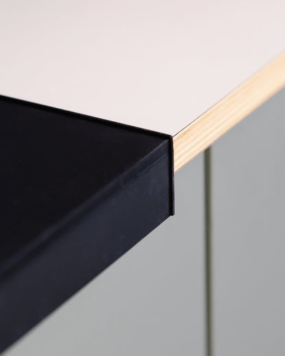 Detail van de grote zwarte tampermat met hoek over de rand van een werkblad