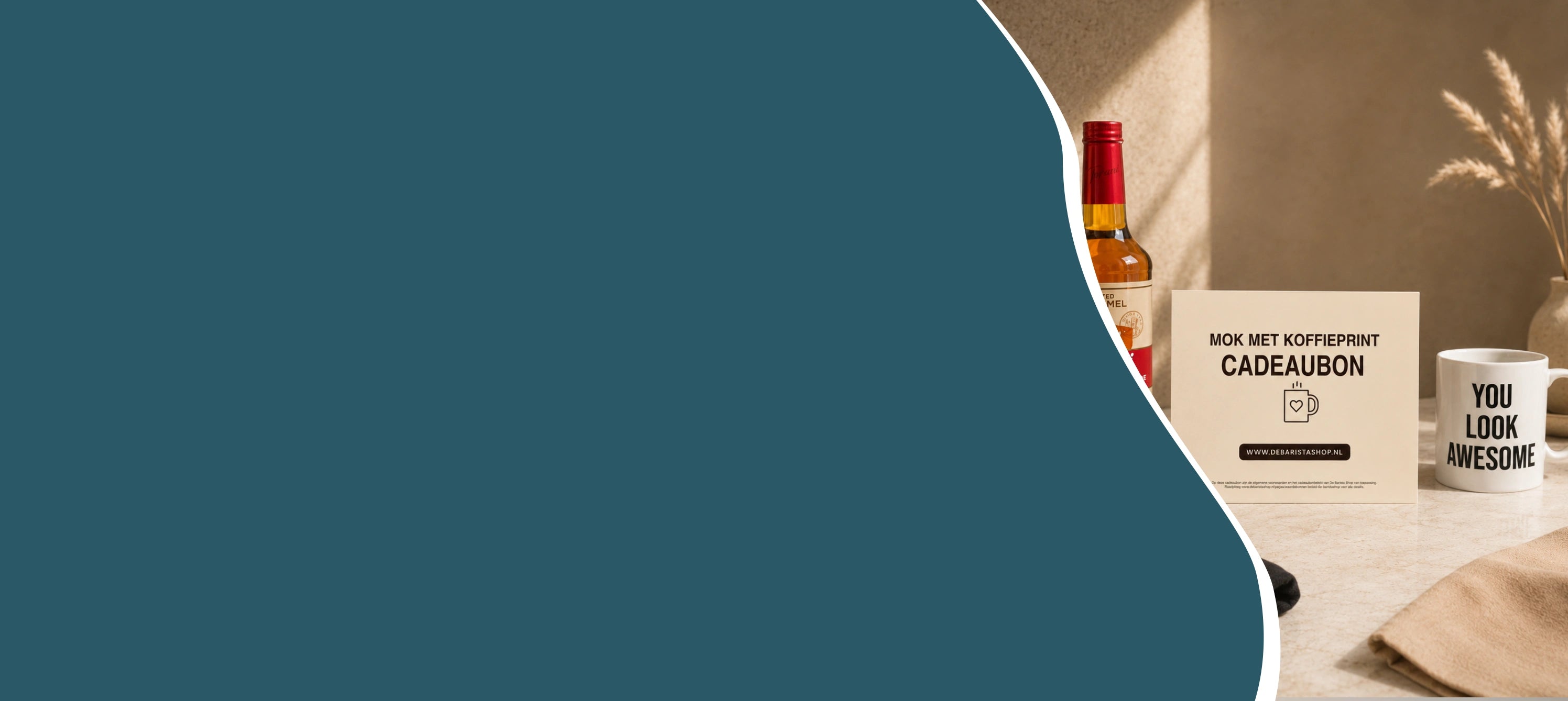 Banner van een digitale koffie cadeaubon van De Barista Shop als cadeau voor koffieliefhebbers, met mok, koffiesiroop en koffieaccessoires in een warme setting.
