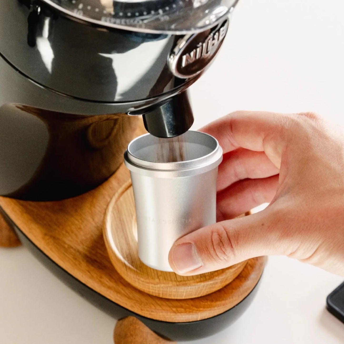 Zilveren Doseerbeker V2 51mm onder een koffiemolen voor het netjes opvangen van gemalen koffie
