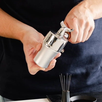 Zilveren 51mm doseerbeker met portafilter voor het gecontroleerd vullen van het filterbakje