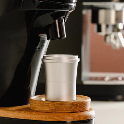 Zilveren Doseerbeker V2 51mm in gebruik onder een koffiemolen voor single dosing