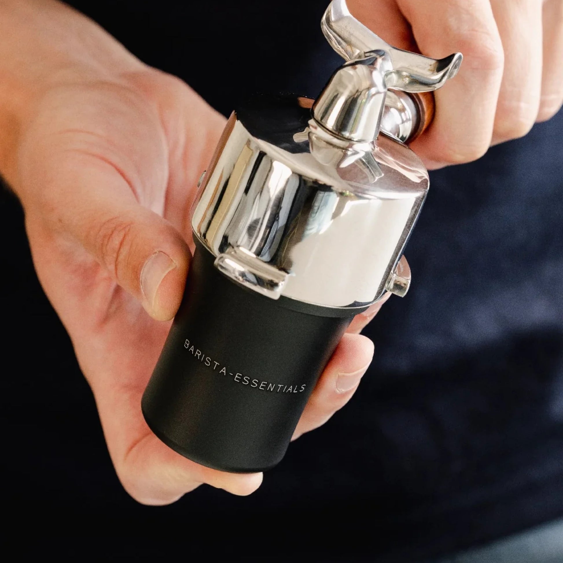 Zwarte 51mm doseerbeker met portafilter voor het gecontroleerd overzetten van gemalen koffie