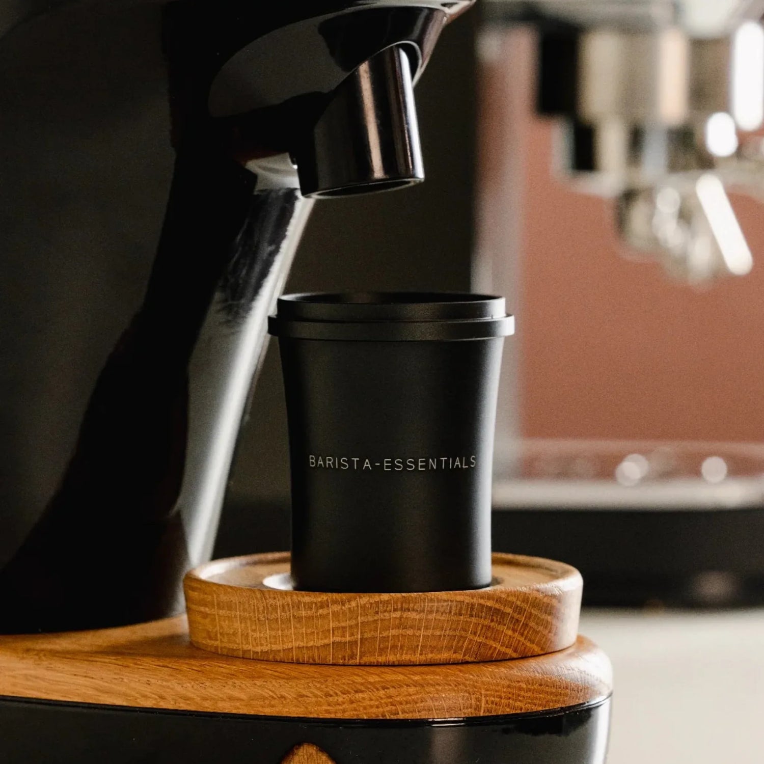 Zwarte Doseerbeker V2 51mm onder een koffiemolen voor een schone single dosing workflow