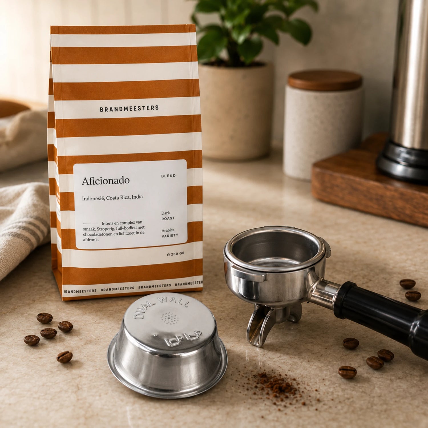Voorgemalen koffie naast een los Dual Wall-filterbakje voor een Sage-espressomachine