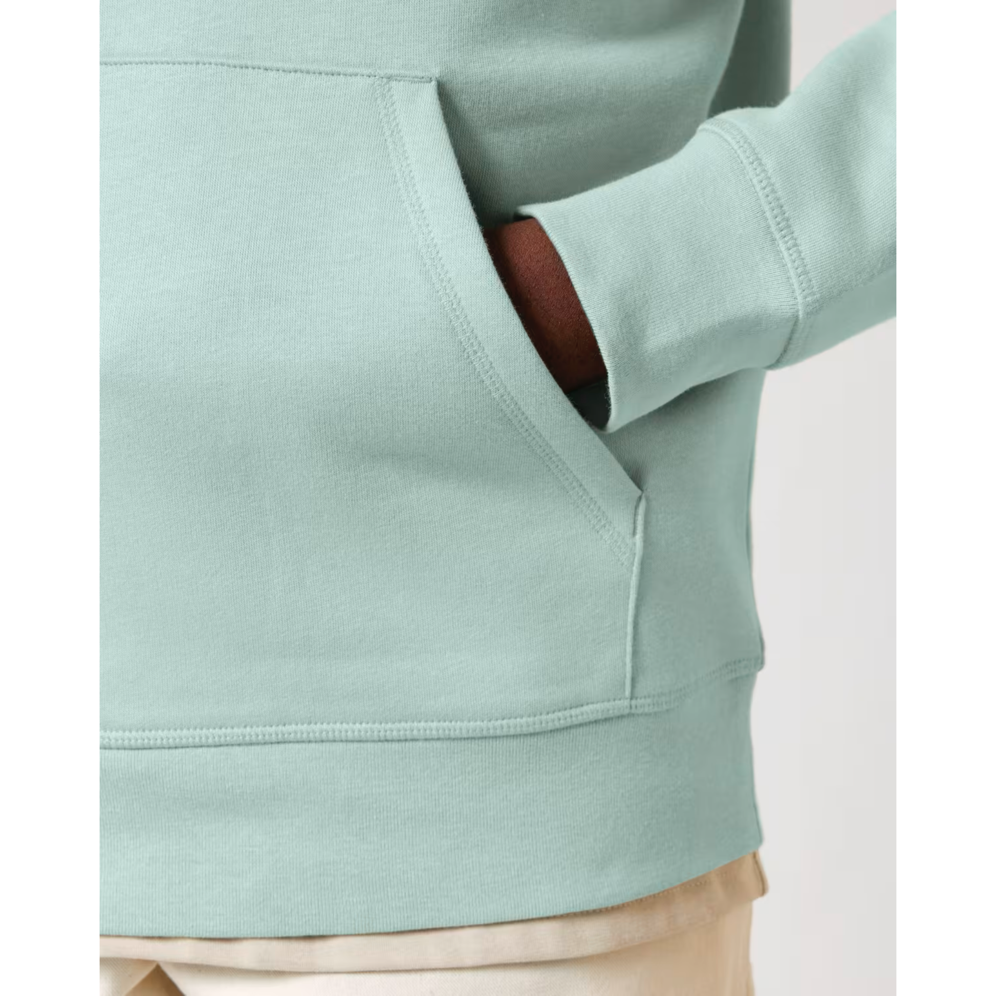 Close-up van mouw en zoom – kwaliteit en afwerking van deze barista-proof hoodie.