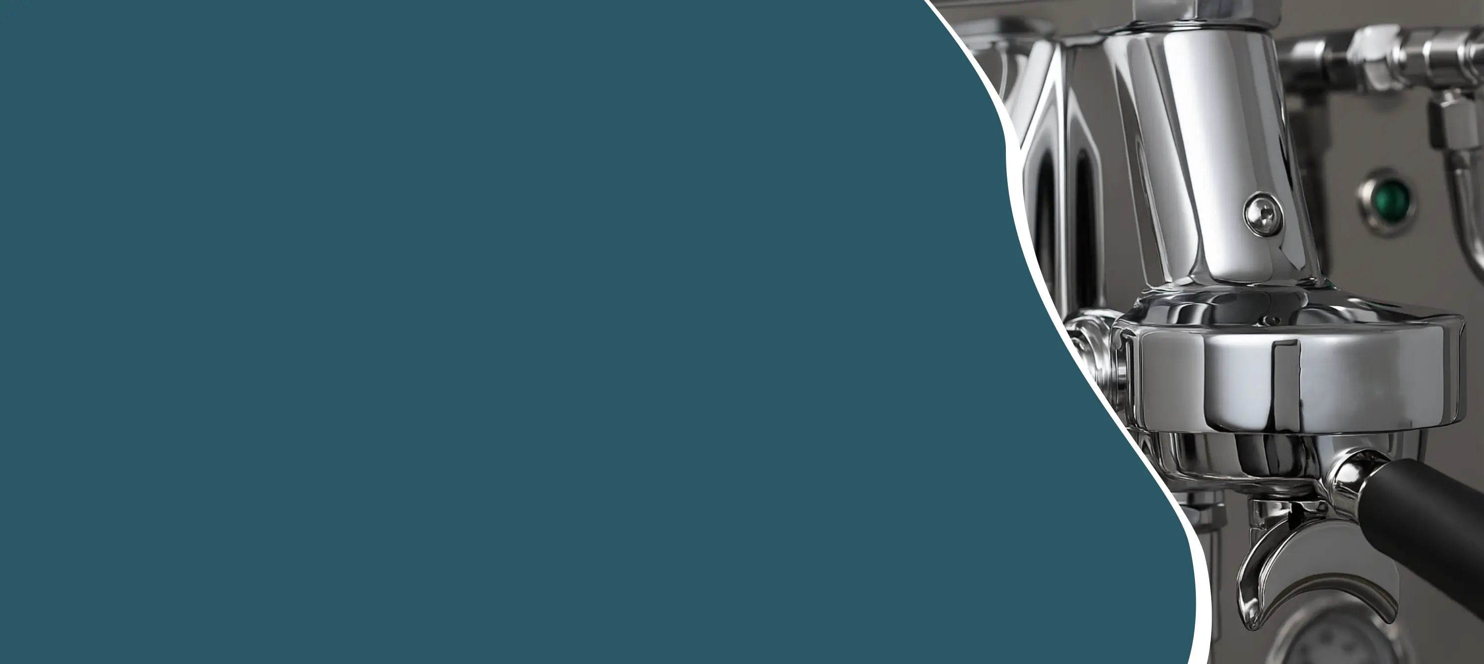 Close-up van de glanzende E61 zetgroep op een ECM espressomachine, met zicht op de portafilter en het ECM-logo – een klassiek voorbeeld van hoogwaardige espresso techniek zoals besproken in de blog over E61 groepen en portafilter maten.