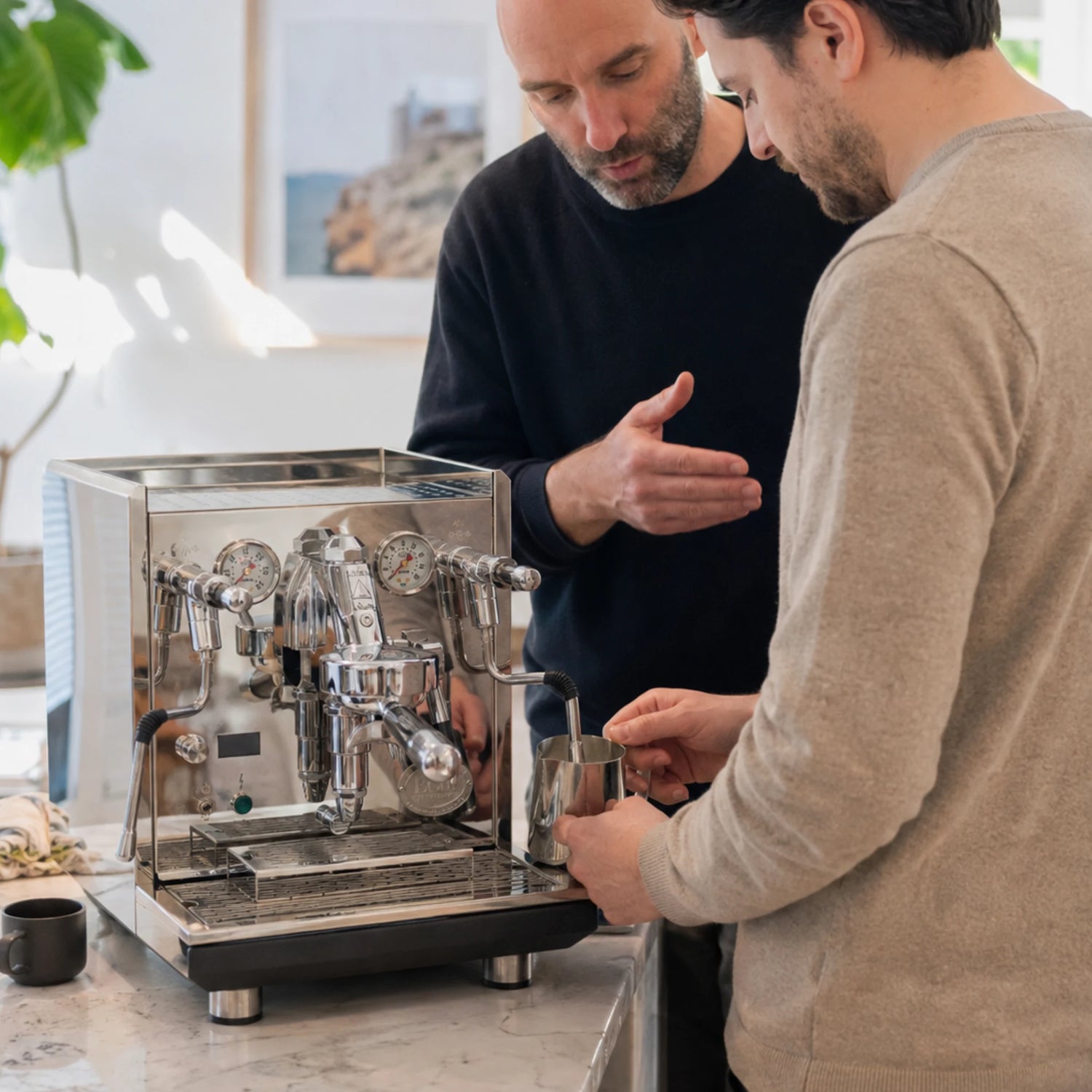 Geert-Jan de Baristaman geeft thuis persoonlijke barista-uitleg op de ECM-espressomachine van een deelnemer.
