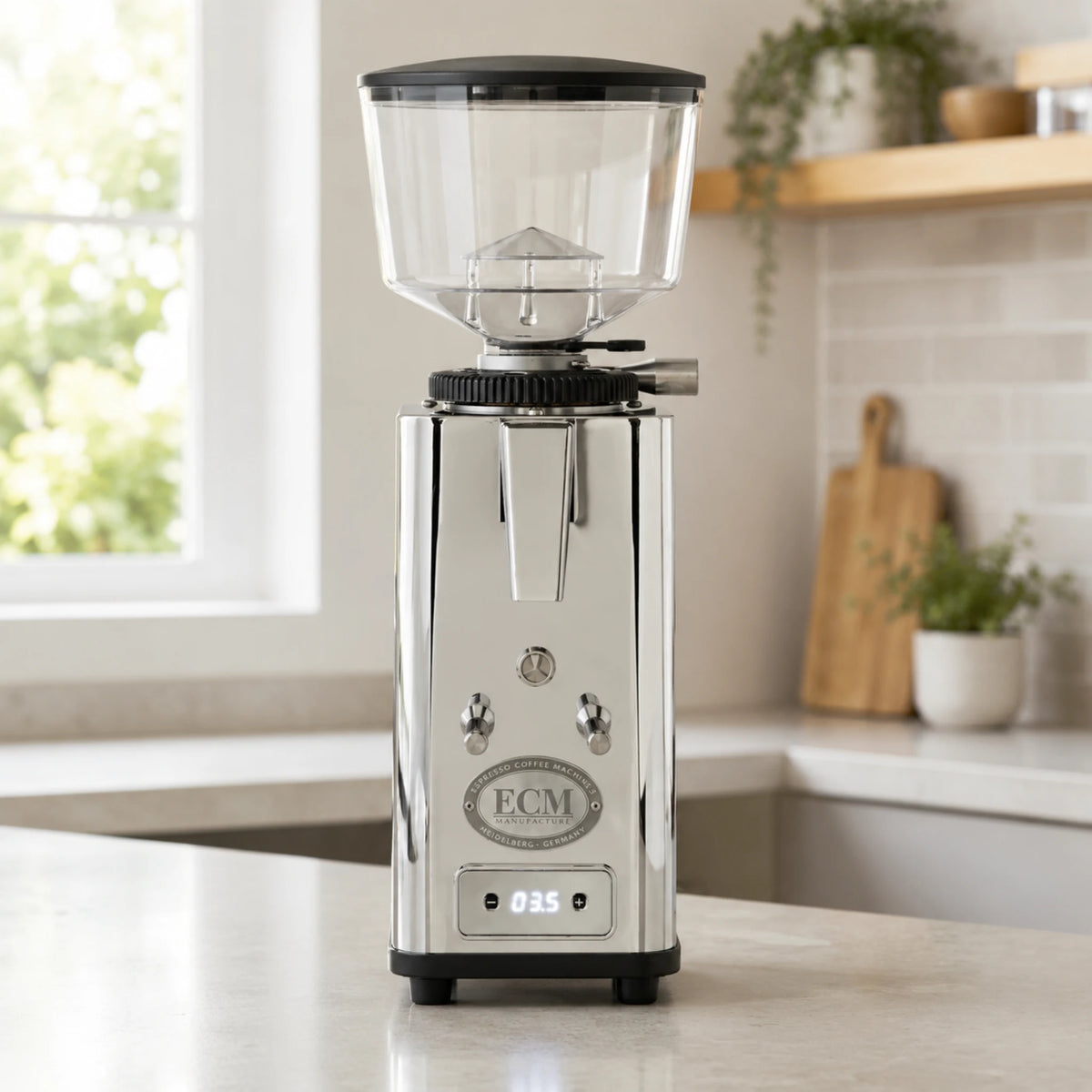 ECM S-Automatik 64 koffiemolen in een keukenopstelling, met zicht op de stelknop voor de maalgraad en het digitale display.