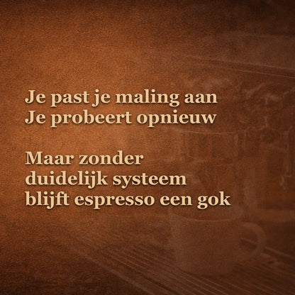 Thuisbarista die espresso blijft aanpassen zonder resultaat door gebrek aan duidelijk systeem voor extractie