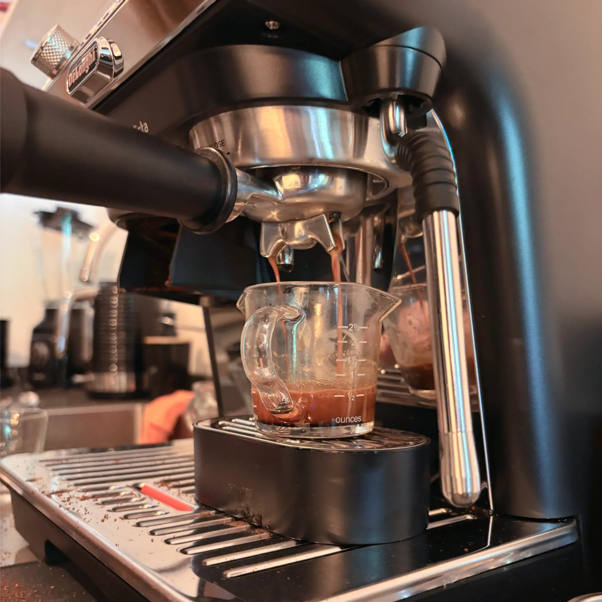 Espresso extractie op een De'Longhi La Specialista Arte EC9155 tijdens een privé barista workshop aan huis.