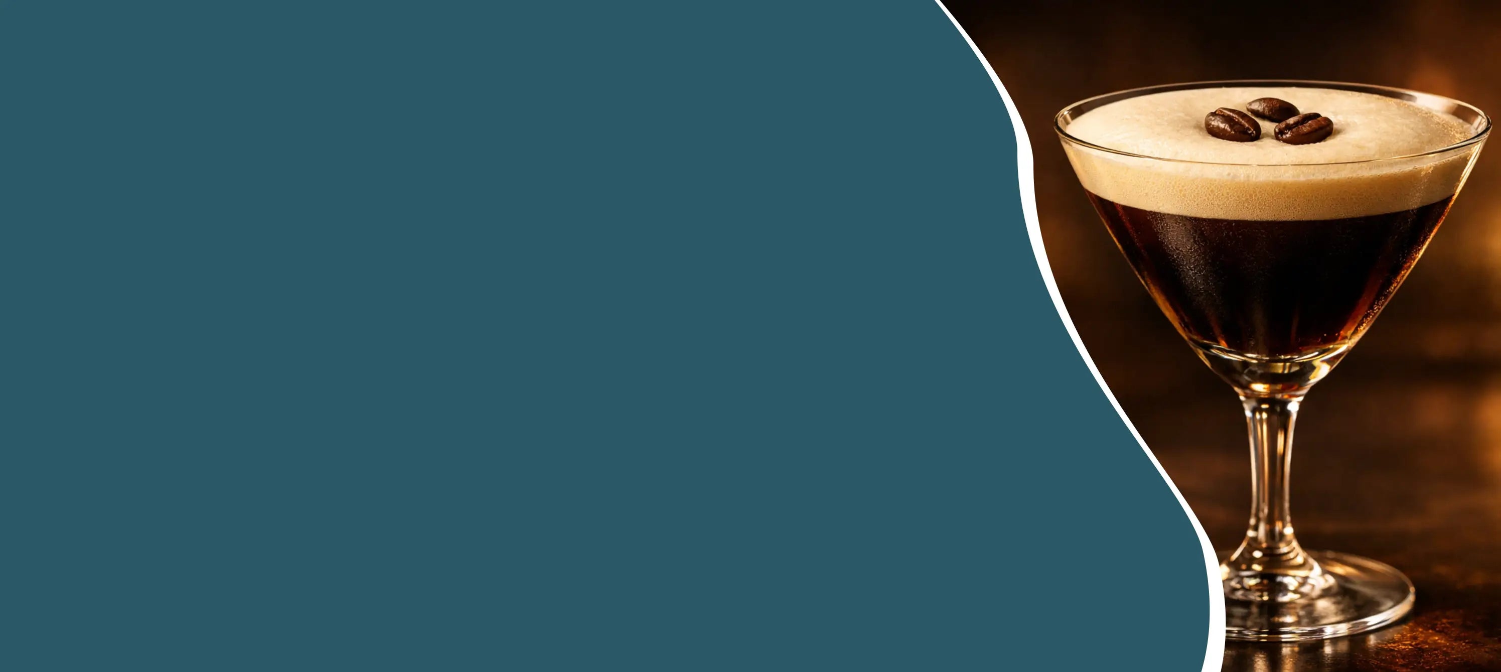 Premium Espresso Martini Vanilla in een helder martini-glas met romige schuimlaag en drie koffiebonen, gefotografeerd in een warme, luxe baromgeving met zachte achtergrondonscherpte.