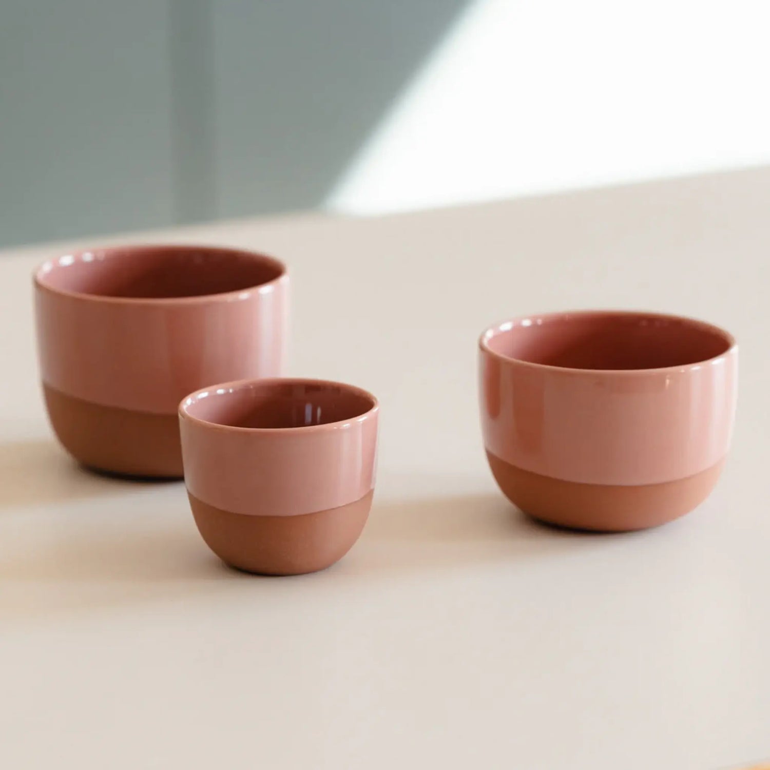 Handgemaakte roze espressokopjes van porselein (60 ml), stapelbaar en hittebestendig – perfect voor thuisbarista’s die werken met een De’Longhi, Philips of Krups espressomachine met stoompijpje. Combineert ambachtelijk design met praktische functie.