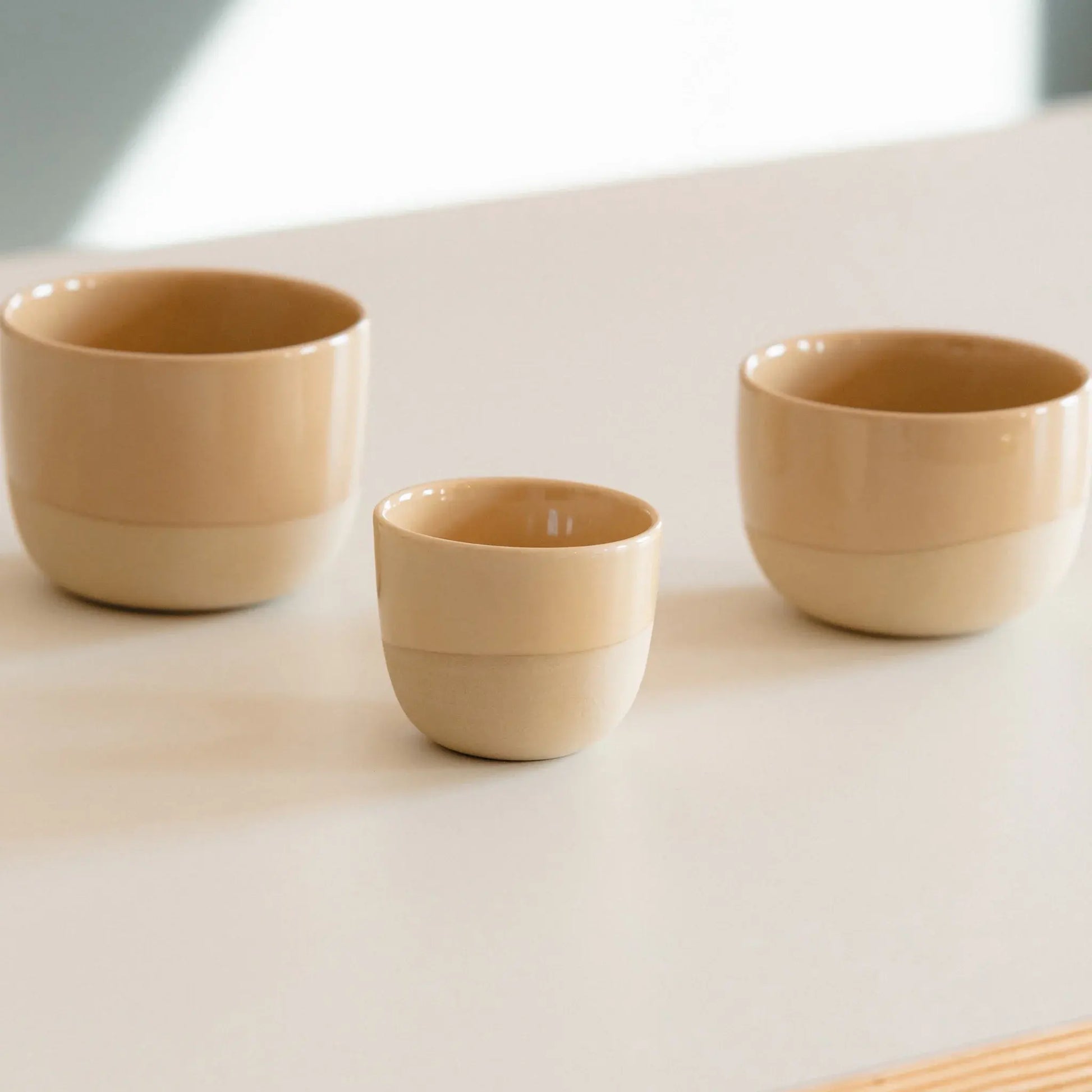 Handgemaakte zandgele espressokopjes van porselein (60 ml), stapelbaar en ideaal voor thuisbarista’s met een De’Longhi, Philips of Krups espressomachine met stoompijpje. Steviger dan keramiek, beschermt je cremalaag en perfect voor single of dubbele espresso.