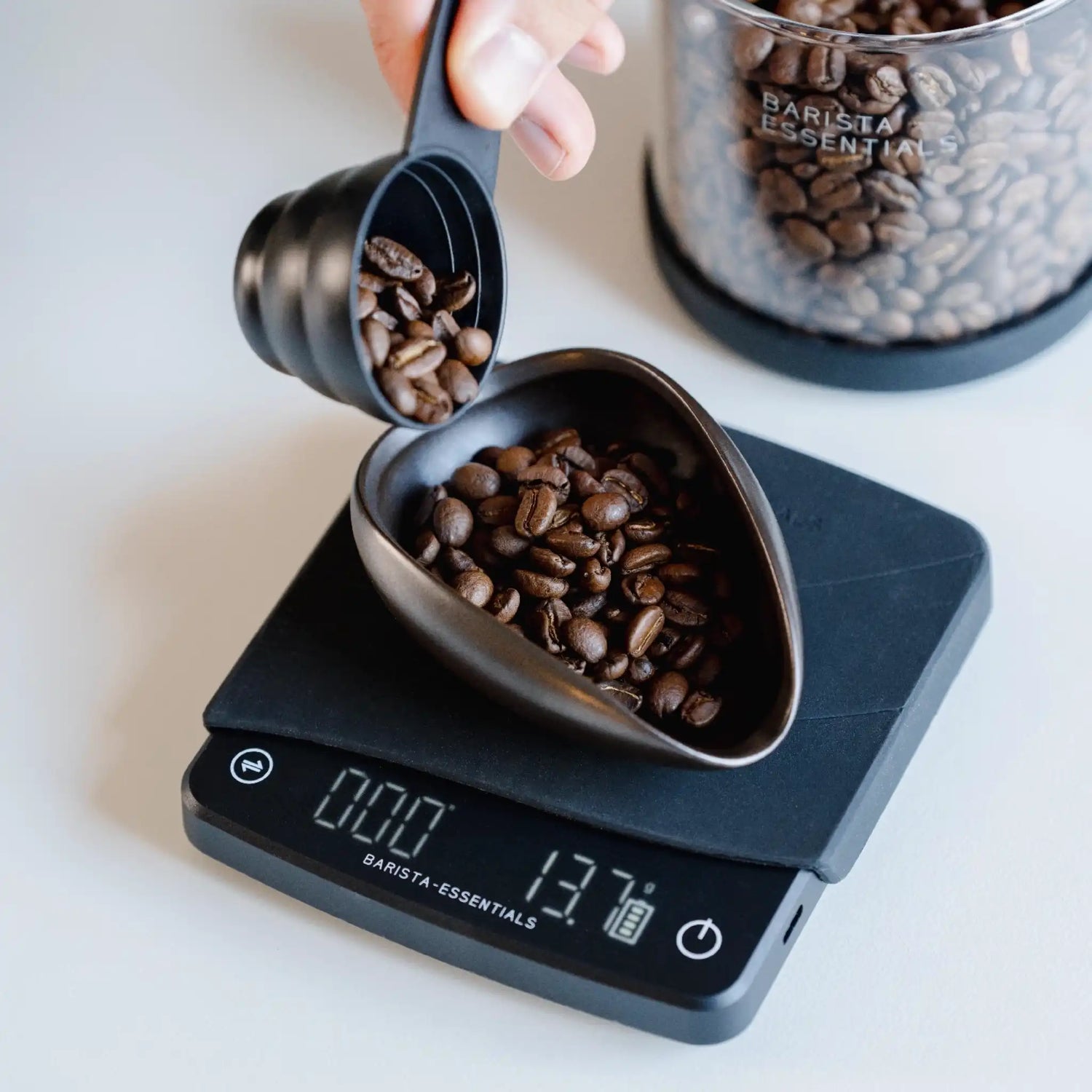 Verse koffiebonen worden afgewogen op een digitale Barista Essentials weegschaal voor het zetten van filterkoffie met de juiste verhouding.