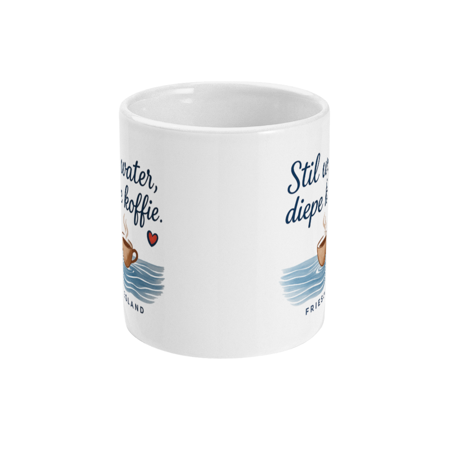 Voorkant van de Friesland koffiemok met de quote "Stil water, diepe koffie", dampend kopje en blauwe waterillustratie.