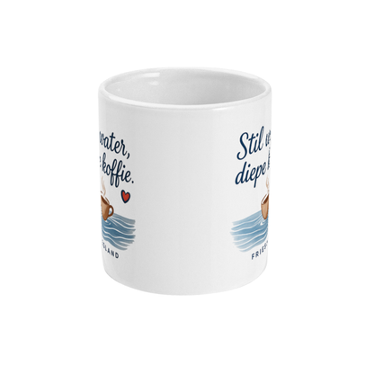 Voorkant van de Friesland koffiemok met de quote "Stil water, diepe koffie", dampend kopje en blauwe waterillustratie.