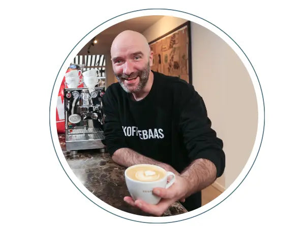 Icoon van Geert-Jan, Specialty Coffee Trainer en barista-coach met 10+ jaar ervaring, auteur van blogposts over espressomachine extractie en maler afstellen, koffiebonen en barista tools.
