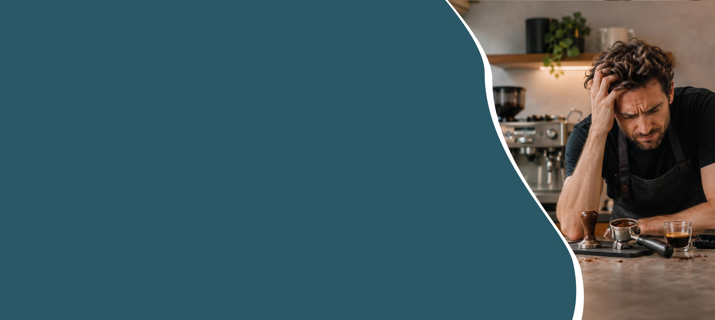 Hero banner met een gefrustreerde thuisbarista bij espressomachine door veelgemaakte fouten bij espresso zetten
