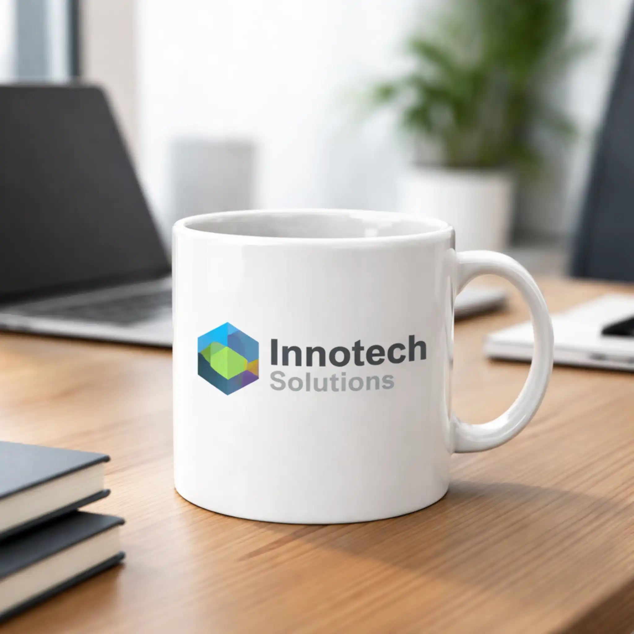 Witte gepersonaliseerde koffiemok met het Innotech Solutions-logo op een bureau in een zakelijke werkomgeving.