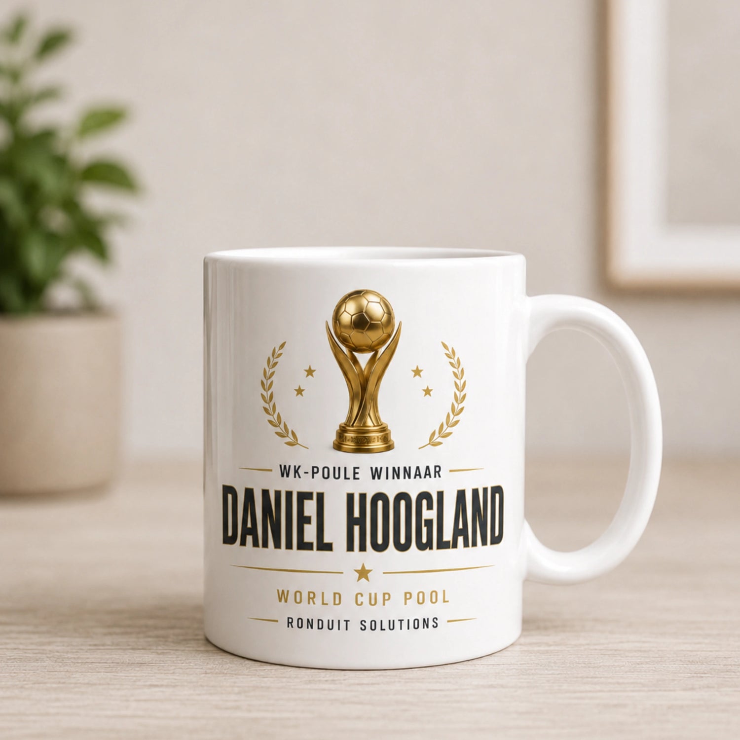 Gepersonaliseerde winnaar-mok met gouden trofee en de naam Daniel Hoogland voor de WK-poule van Ronduit Solutions