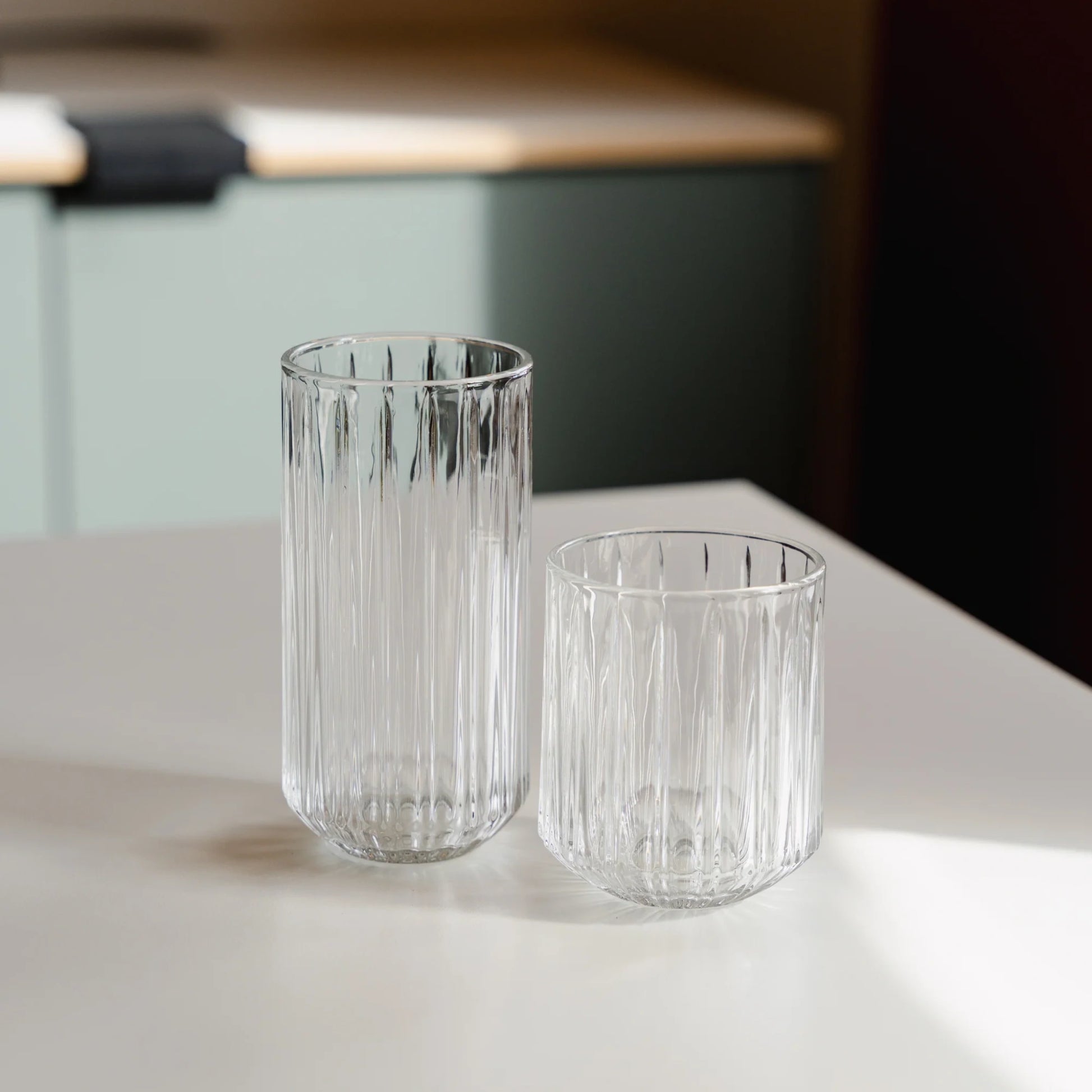 Hoog geribbeld latte macchiato glas van 350 ml naast een kleiner transparant koffieglas