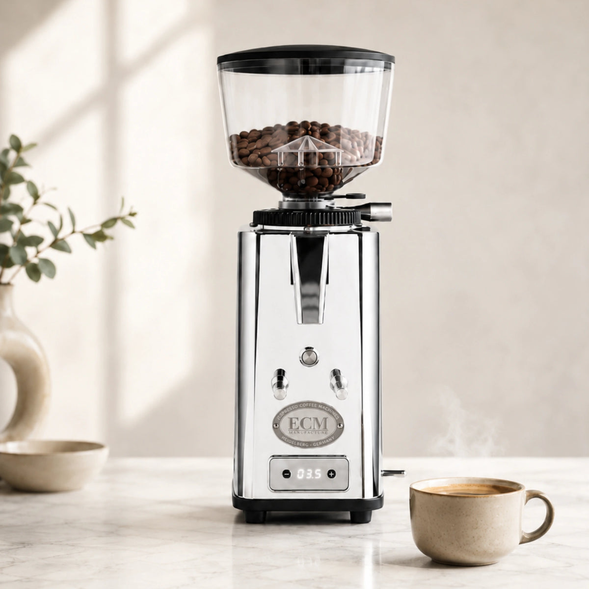ECM S-Automatik 64 naast een halfautomatische espressomachine met filterdrager en koffieweegschaal in een thuiskeuken
