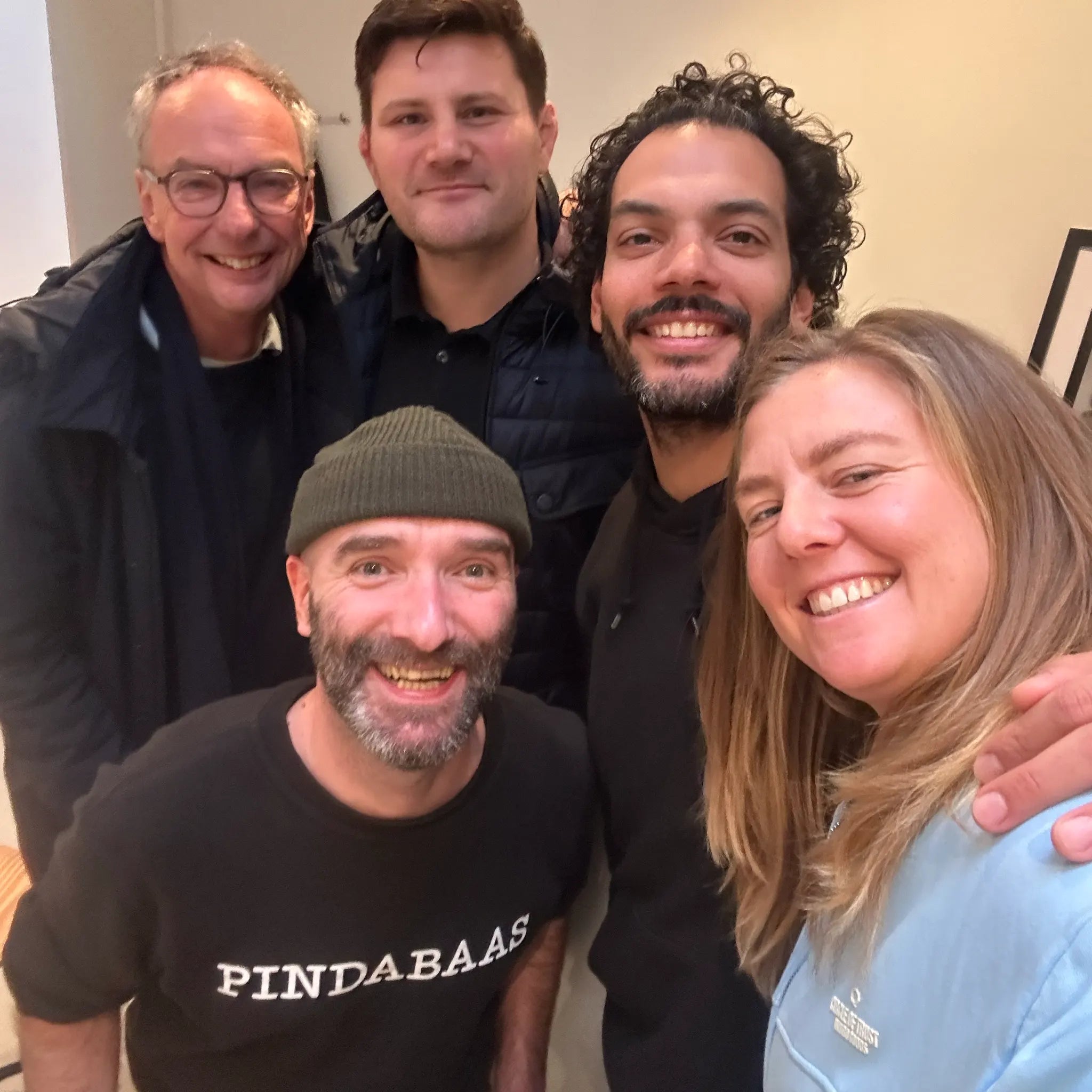 Blije deelnemers poseren na afloop van de Latte Art Workshop in Amsterdam.