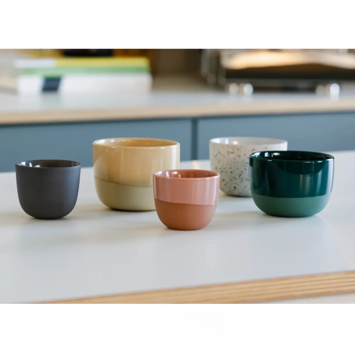 Overzicht van handgemaakte koffiekopjes in alle kleuren en formaten: espresso, cappuccino en latte. Perfect voor barista’s thuis met espressomachines van Sage, De’Longhi, Philips, Krups of Gaggia. Duurzaam keramiek, ideaal voor latte art en thuisgebruik.