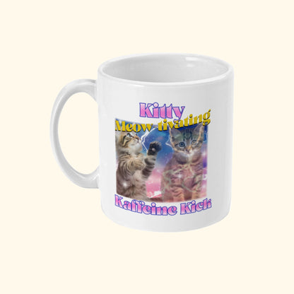 Herbruikbare koffie beker mok met kittens afbeelding en tekst Kitty Kaffeine Kick van debaristashop en Geertjandebaristaman. Productafbeelding linkerkant.