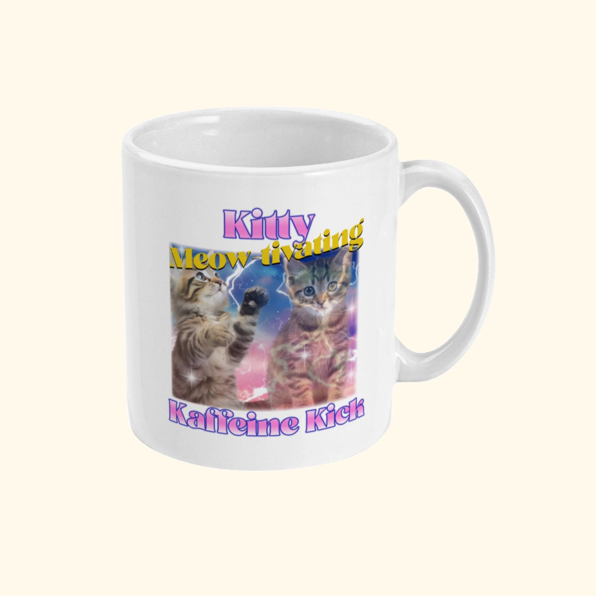 Herbruikbare koffie beker mok met kittens afbeelding en tekst Kitty Kaffeine Kick van debaristashop en Geertjandebaristaman. Productafbeelding rechterkant.