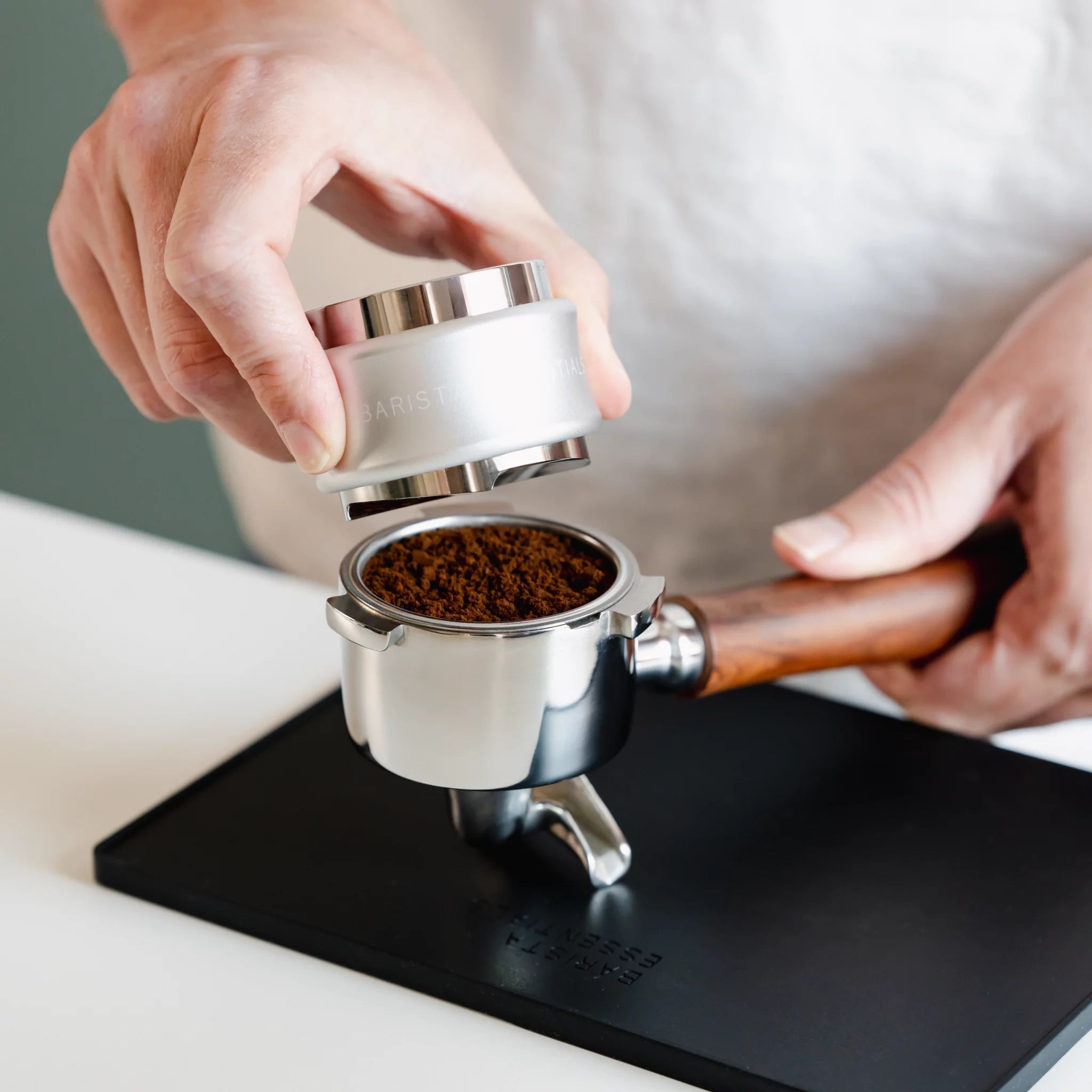 Thuisbarista’s gebruiken de 2-in-1 tamper en verdeler voor professionele espresso’s