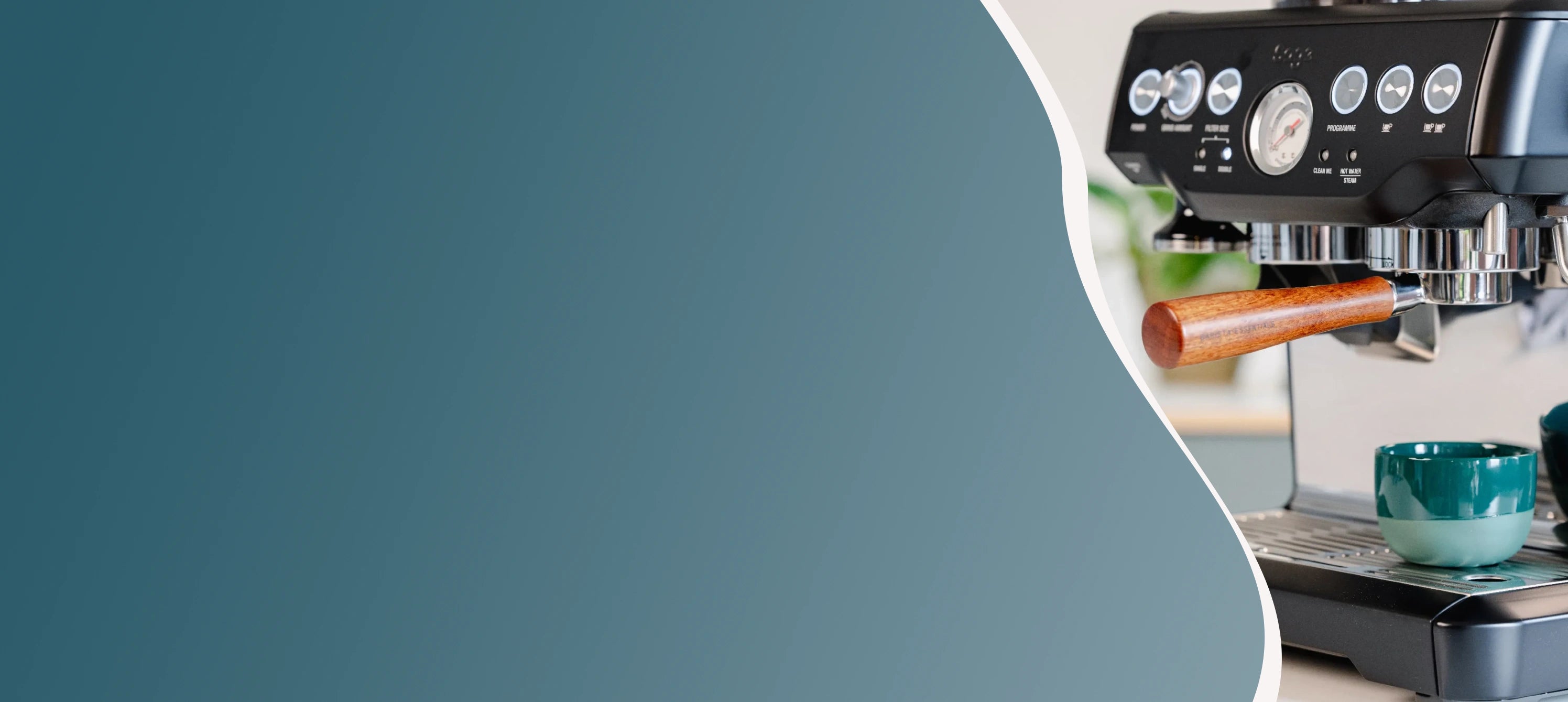 Sage espressomachine met houten filterdrager en dubbele espresso kopjes, klaar voor extractie – perfect voor thuisbarista’s die koffie nauwkeurig willen doseren.