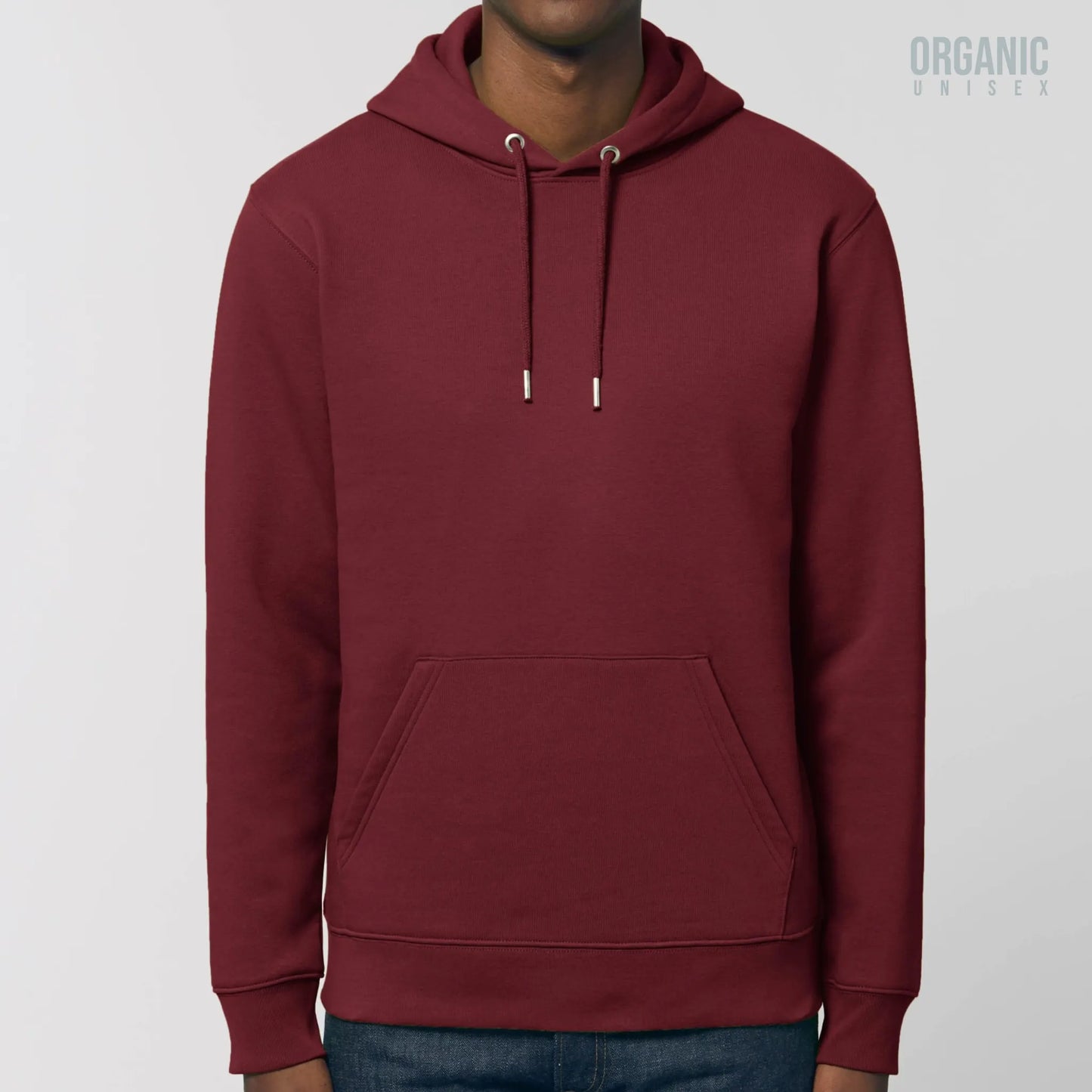 Hoodie biologisch organic burgundy rood met koffie thema Chemex afbeelding en Brilliant Brew tekst op achterkant van deBaristashop en Geertjandebaristaman. Mannelijk model met product voorkant.