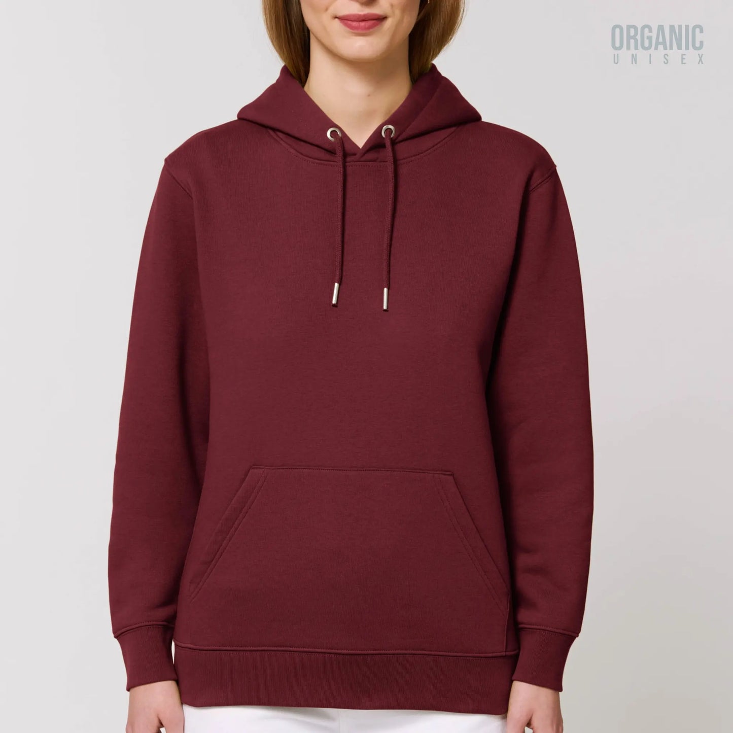 Hoodie biologisch organic burgundy rood met koffie thema Chemex afbeelding en Brilliant Brew tekst op achterkant van deBaristashop en Geertjandebaristaman. Vrouwelijk model met product voorkant.