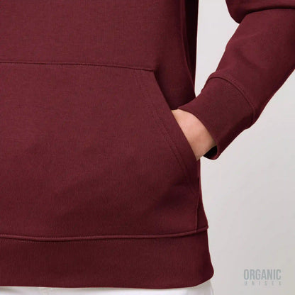 Hoodie biologisch organic burgundy rood met koffie thema Chemex afbeelding en Brilliant Brew tekst op achterkant van deBaristashop en Geertjandebaristaman. Mannelijk model met product close-up voorkant.