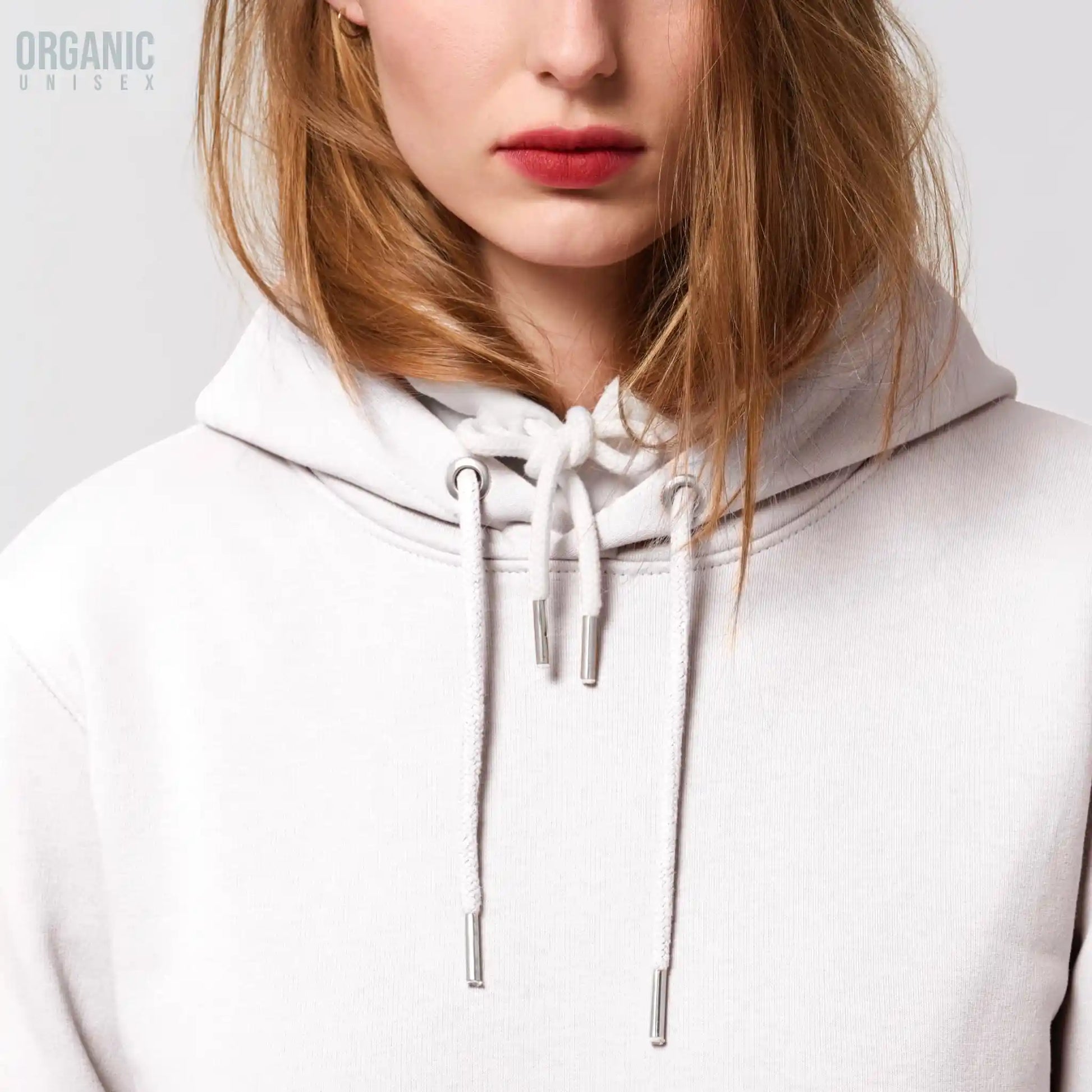 Hoodie biologisch organic wit met koffie thema Chemex en Brillant Brew tekst op de achterkant van deBaristashop en Geertjandebaristaman. Vrouwelijk model met product close-up.