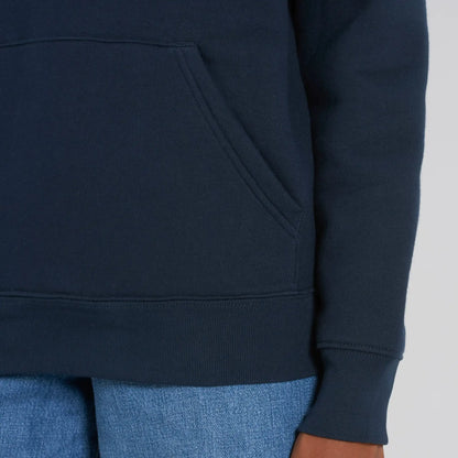 Hoodie organic blauw met grappige koffie tekst Coffee Set Go op de achterkant. Productafbeelding close-up voorkant 3.