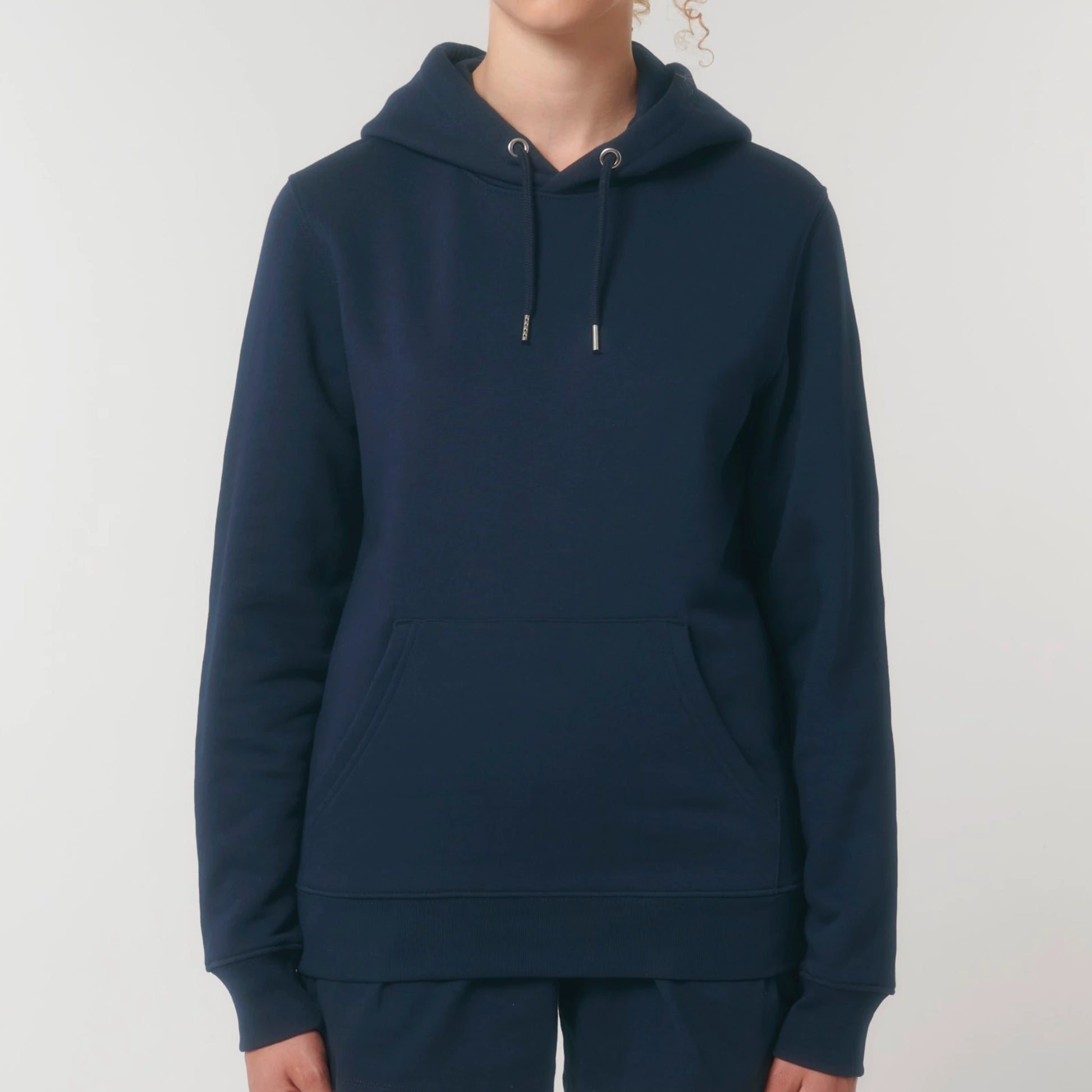 Hoodie organic blauw met koffie afbeelding van Chemex en quote op achterkant. Debaristashop en geertjandebaristaman. Productafbeelding voorkant 4.