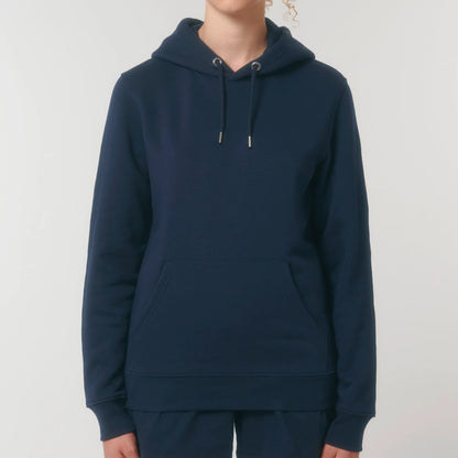 Hoodie organic blauw met koffie afbeelding van Chemex en quote op achterkant. Debaristashop en geertjandebaristaman. Productafbeelding voorkant 4.