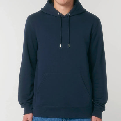 Hoodie organic blauw met koffie afbeelding van Chemex en quote op achterkant. Debaristashop en geertjandebaristaman. Productafbeelding voorkant 3.