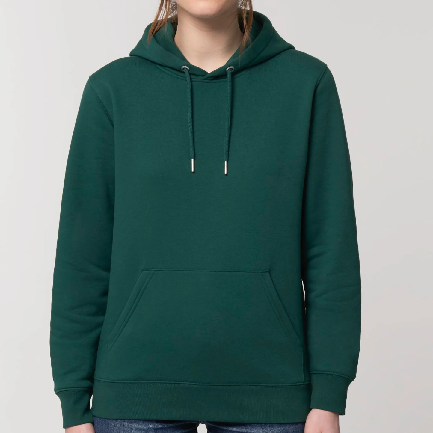 Hoodie organic groen met koffie afbeelding en tekst op achterkant van debaristashop en geertjandebaristaman. Productafbeelding voorkant 6.