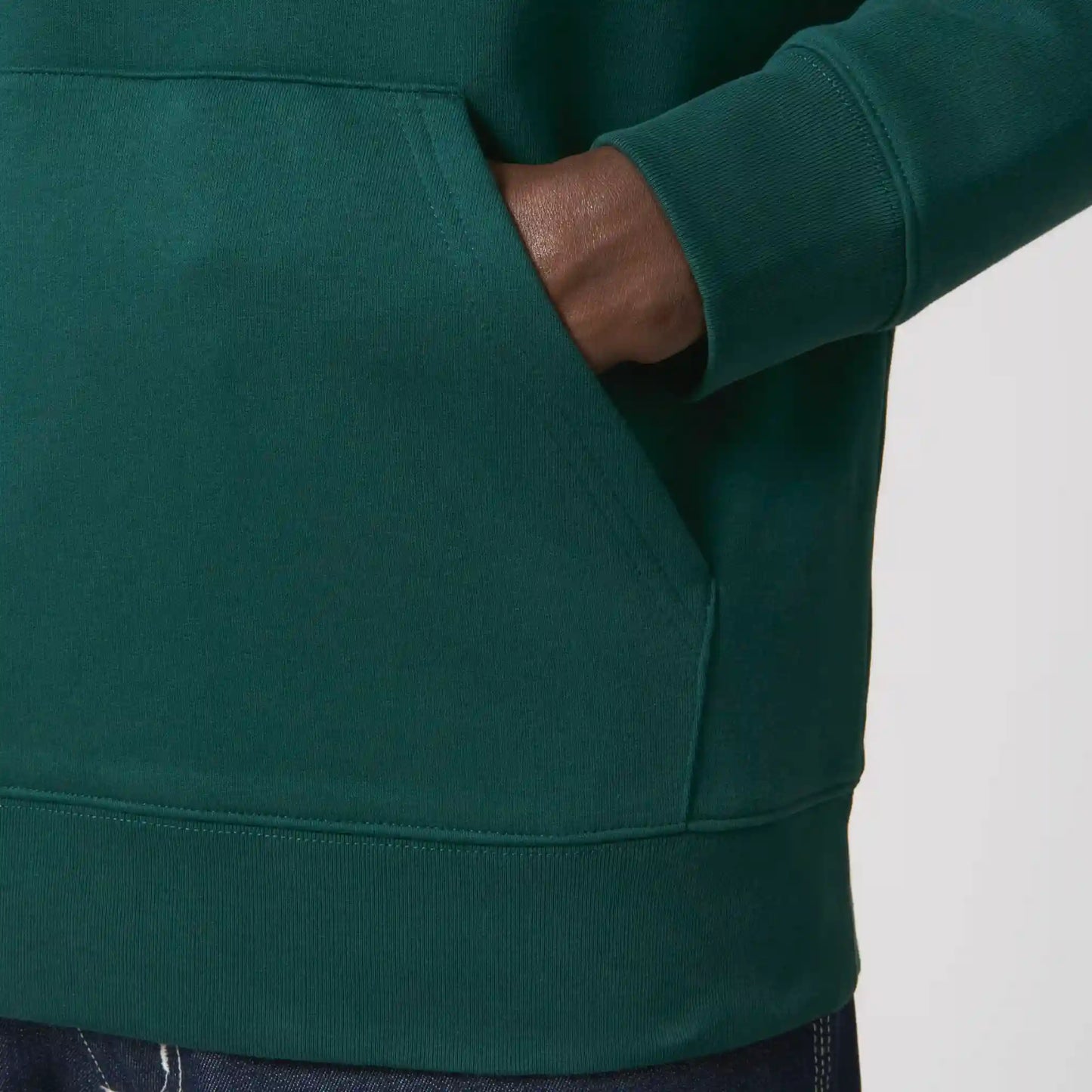 Hoodie organic groen met koffie afbeelding en tekst op achterkant van debaristashop en geertjandebaristaman. Productafbeelding close-up voorkant 3.