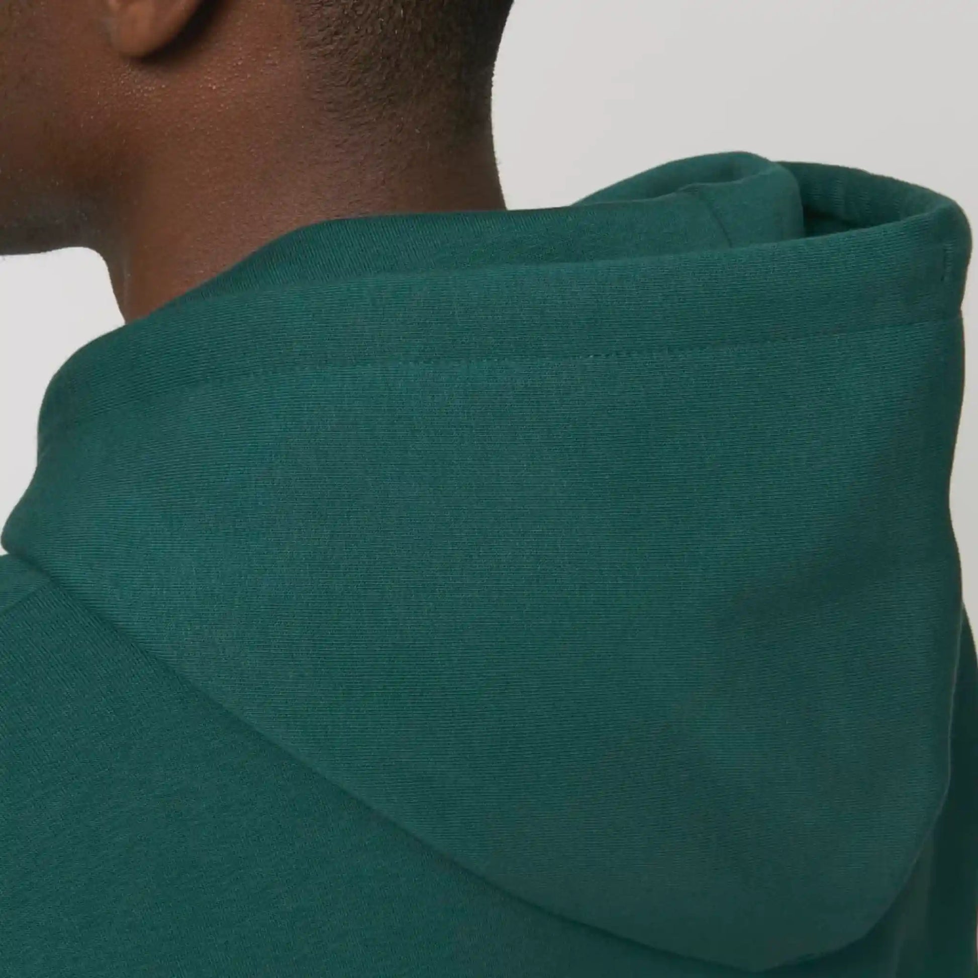 Hoodie organic groen met koffie afbeelding en tekst op achterkant van debaristashop en geertjandebaristaman. Productafbeelding close-up achterkant.