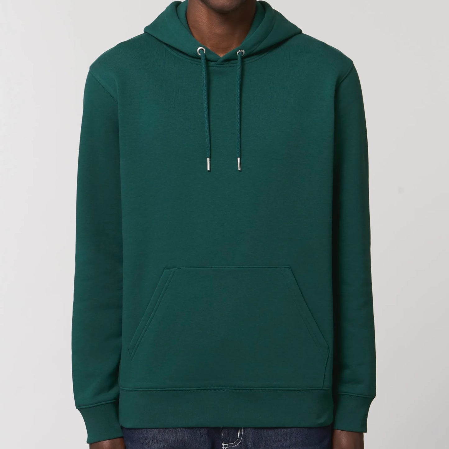 Hoodie organic groen met koffie afbeelding en tekst op achterkant van debaristashop en geertjandebaristaman. Productafbeelding voorkant 5.