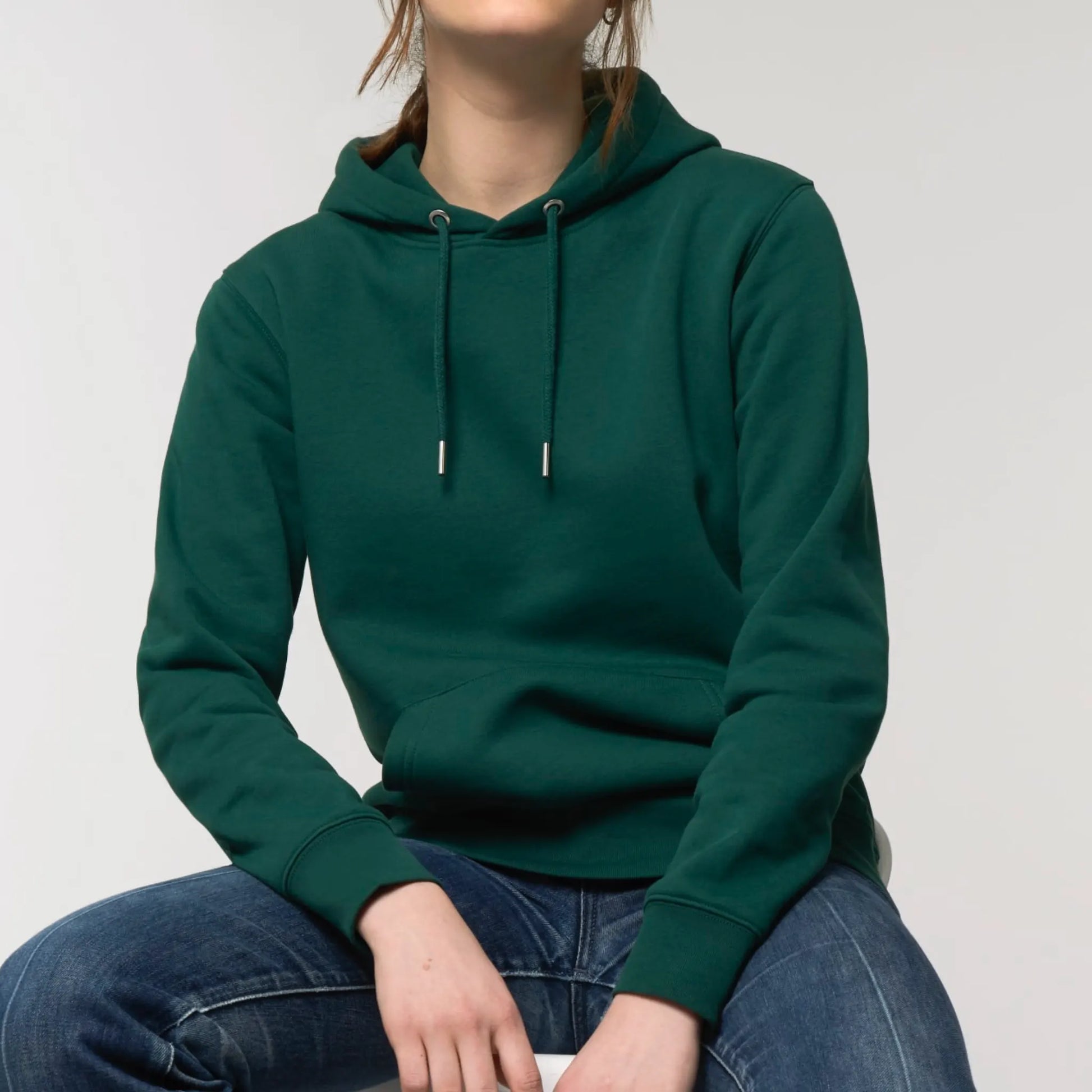 Hoodie organic groen met koffie afbeelding en tekst op achterkant van debaristashop en geertjandebaristaman. Productafbeelding voorkant 4.