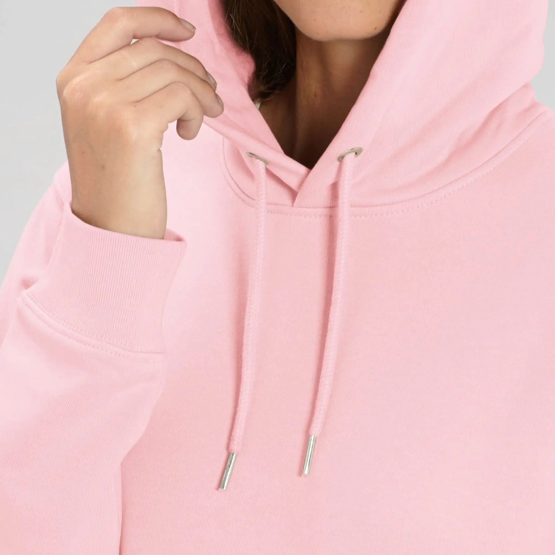 Hoodie organic roze met koffie afbeelding en tekst op achterkant. Debaristashop en Geertjandebaristaman. Productafbeelding close-up voorkant 2.