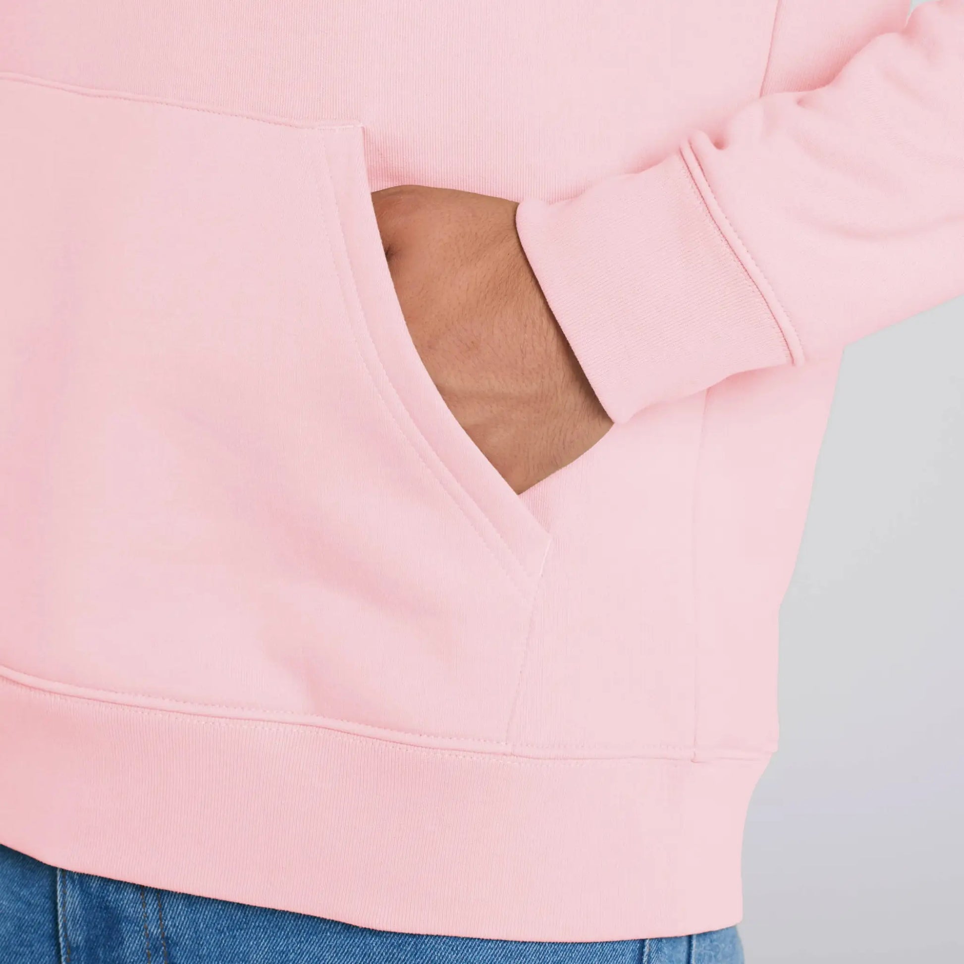 Hoodie organic roze met koffie afbeelding en tekst op achterkant. Debaristashop en Geertjandebaristaman. Productafbeelding close-up voorkant.